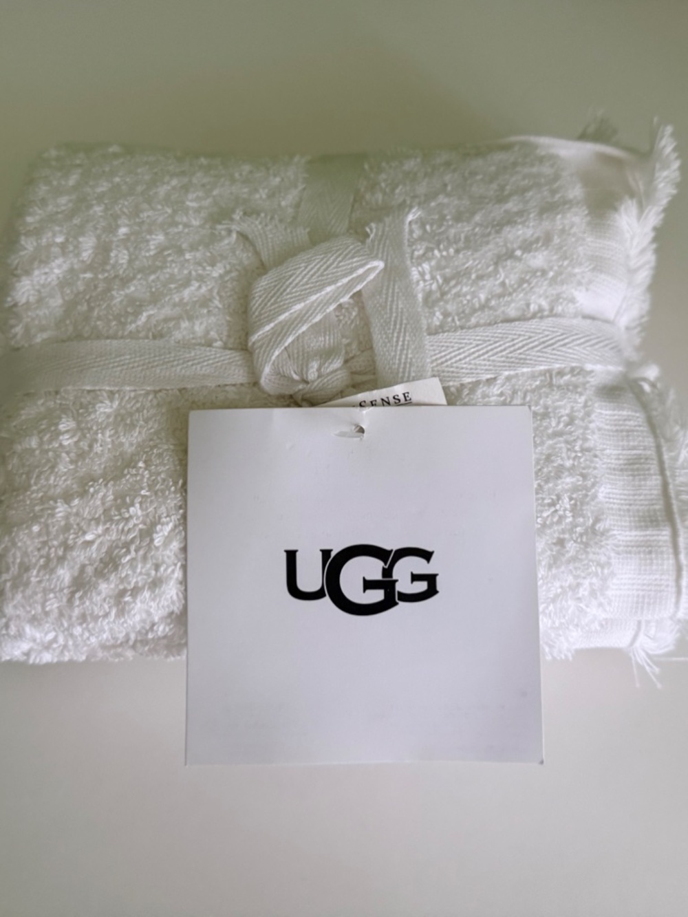 UGG set of 4 Wash Towels Fringed Textured White